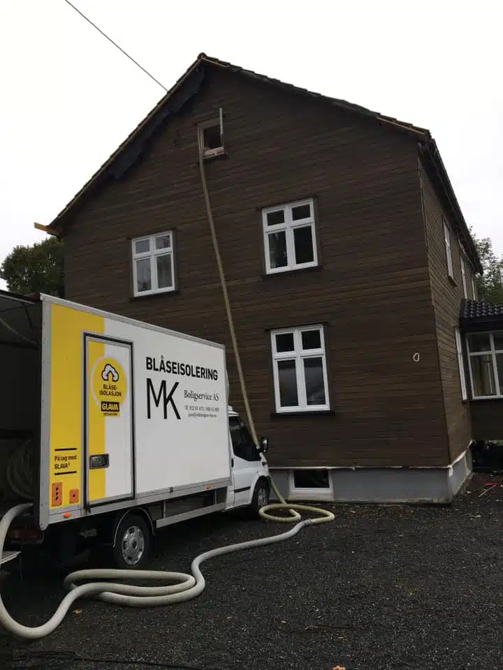 Etterisolering av loft pågår