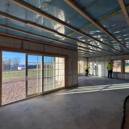 Isoleringsarbeid på vegg